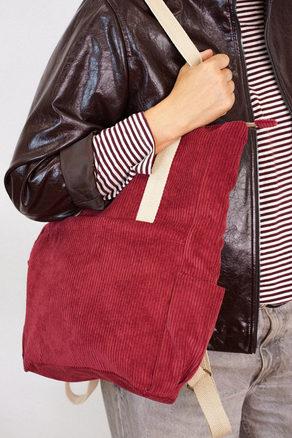 Bolso Arde, estampado en rojo, beige, blanco, vista en uso — De La Mur
