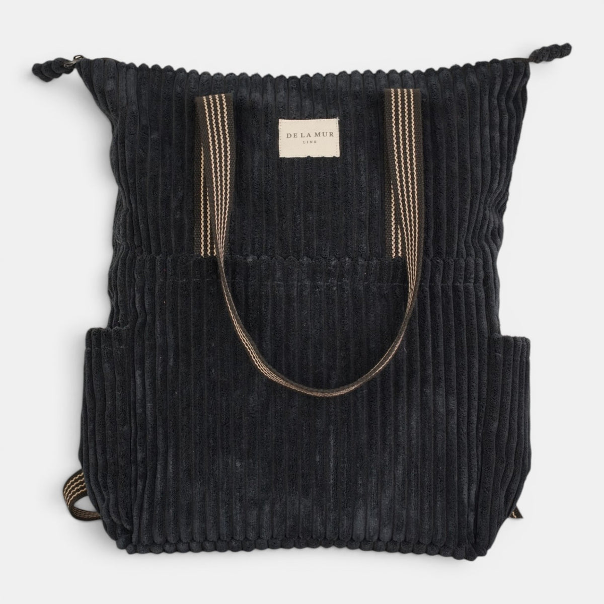 Bolso Curly, estampado en blanco, negro, azul, detalle del estampado y el material — De La Mur