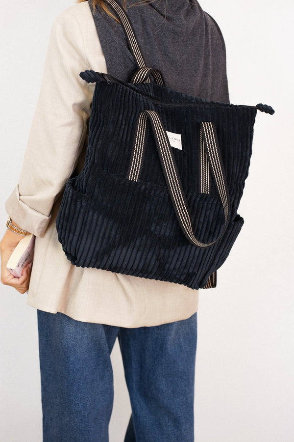 Bolso Curly, estampado en blanco, negro, azul, vista en uso — De La Mur