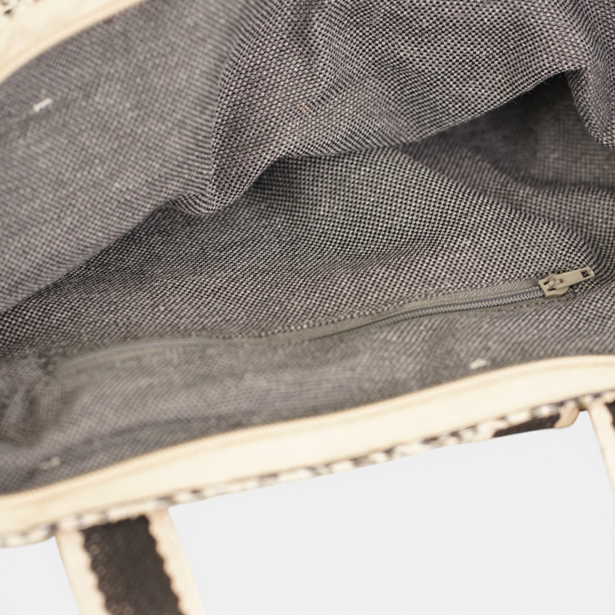 Bolso Koto, estampado en blanco, negro, beige, detalle del producto — De La Mur