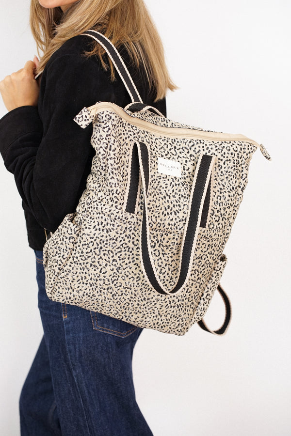 Bolso Koto, estampado en blanco, negro, beige, vista en uso — De La Mur