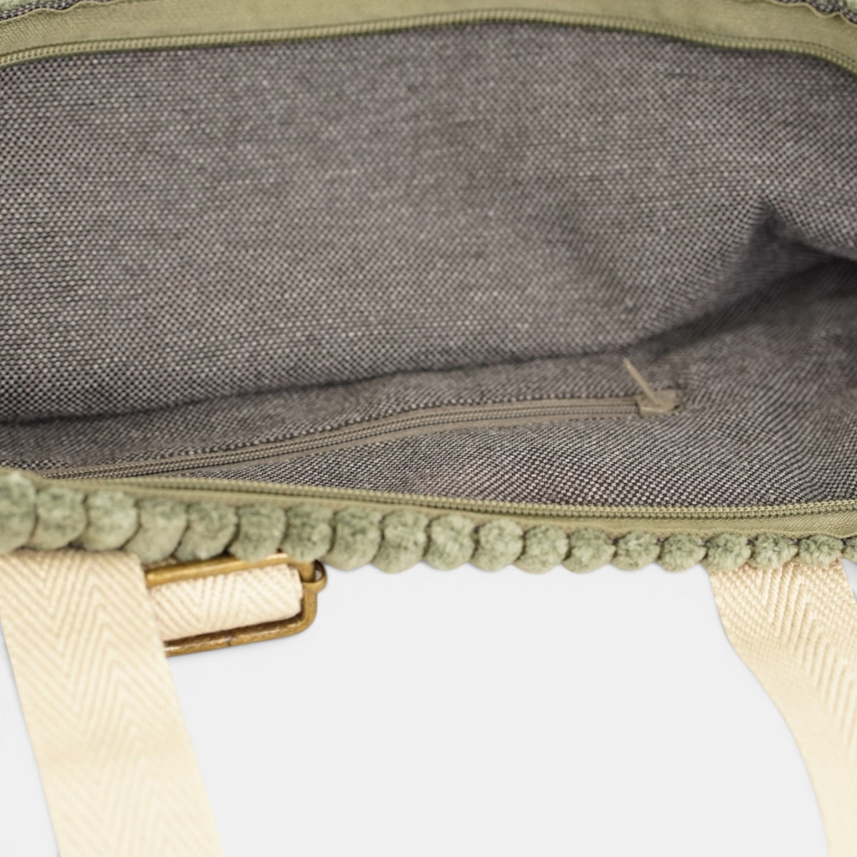 Bolso Musgo, acabado verde musgo, detalle del producto — De La Mur