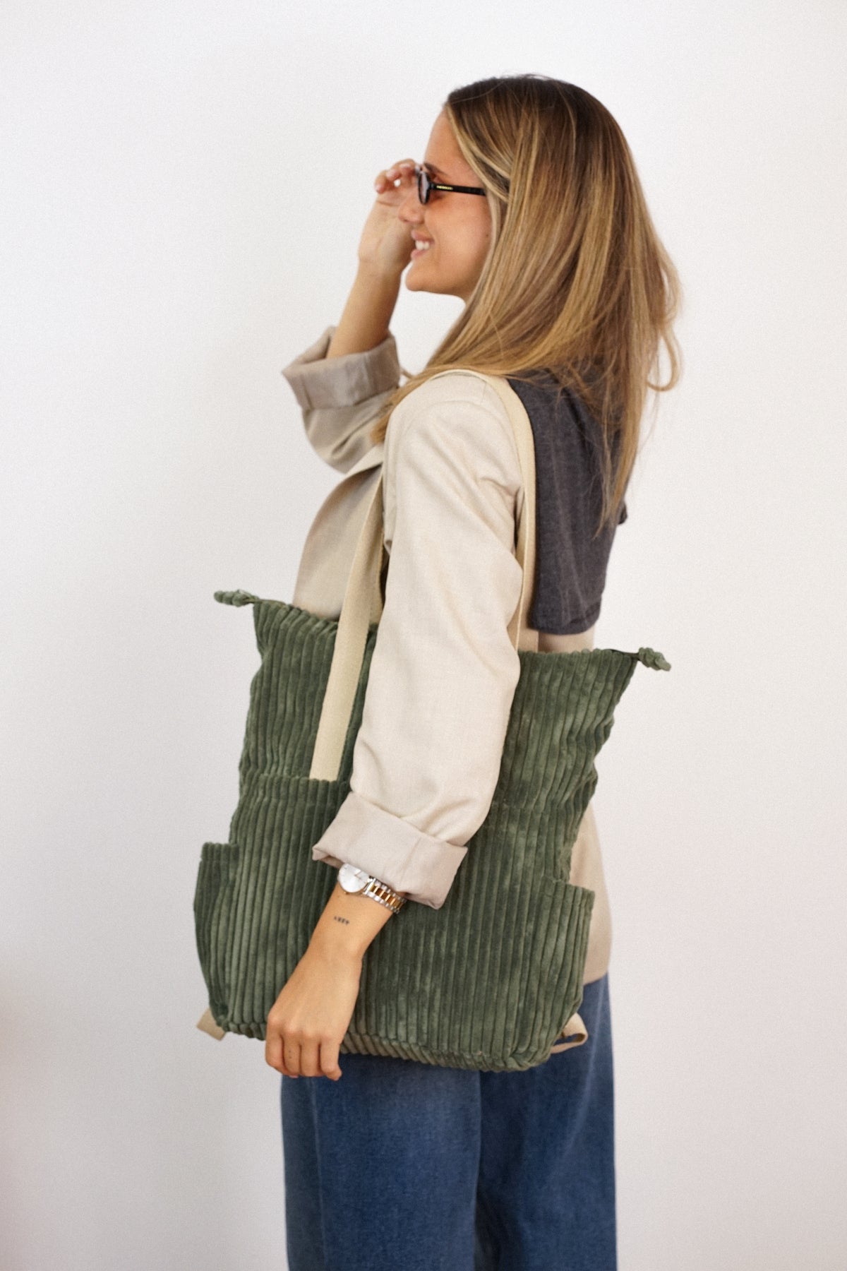 Bolso Musgo, acabado verde musgo, vista en uso — De La Mur