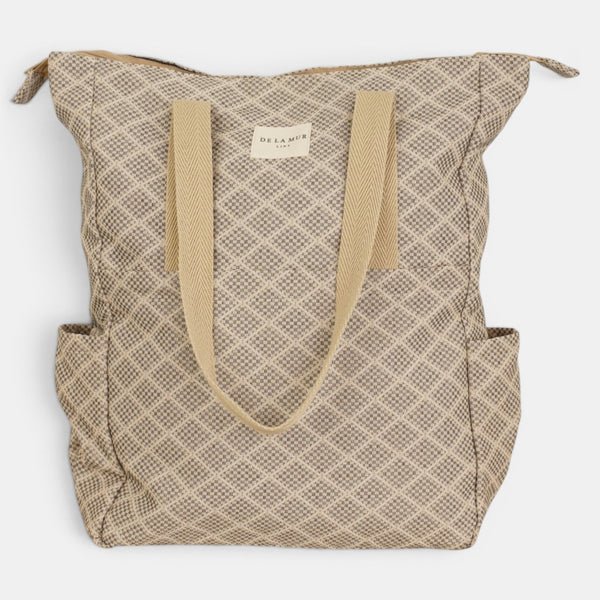 Bolso Pant, estampado en negro, beige, azul, detalle del estampado y el material — De La Mur