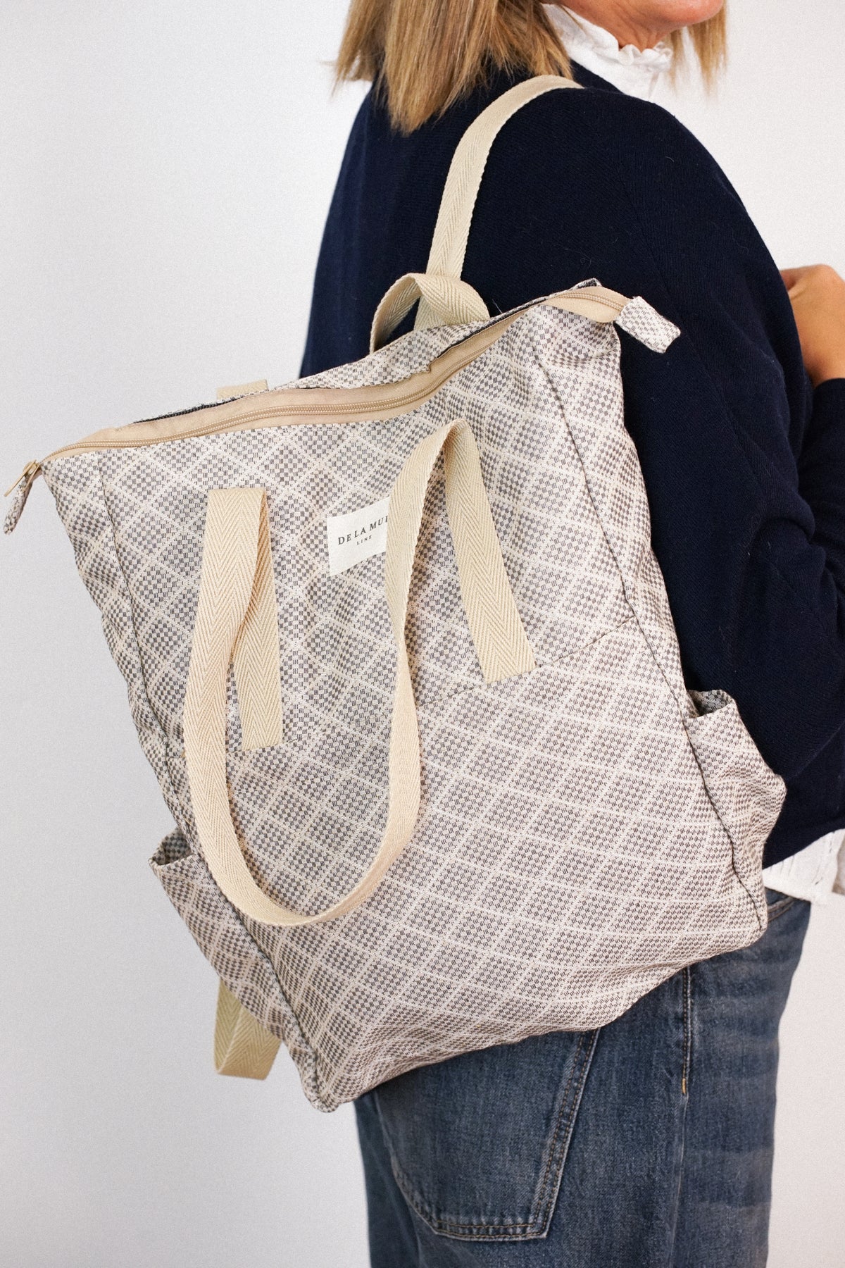 Bolso Pant, estampado en negro, beige, azul, vista en uso — De La Mur