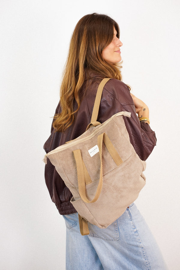 Bolso Toast, estampado en rojo, naranja, beige, vista en uso — De La Mur