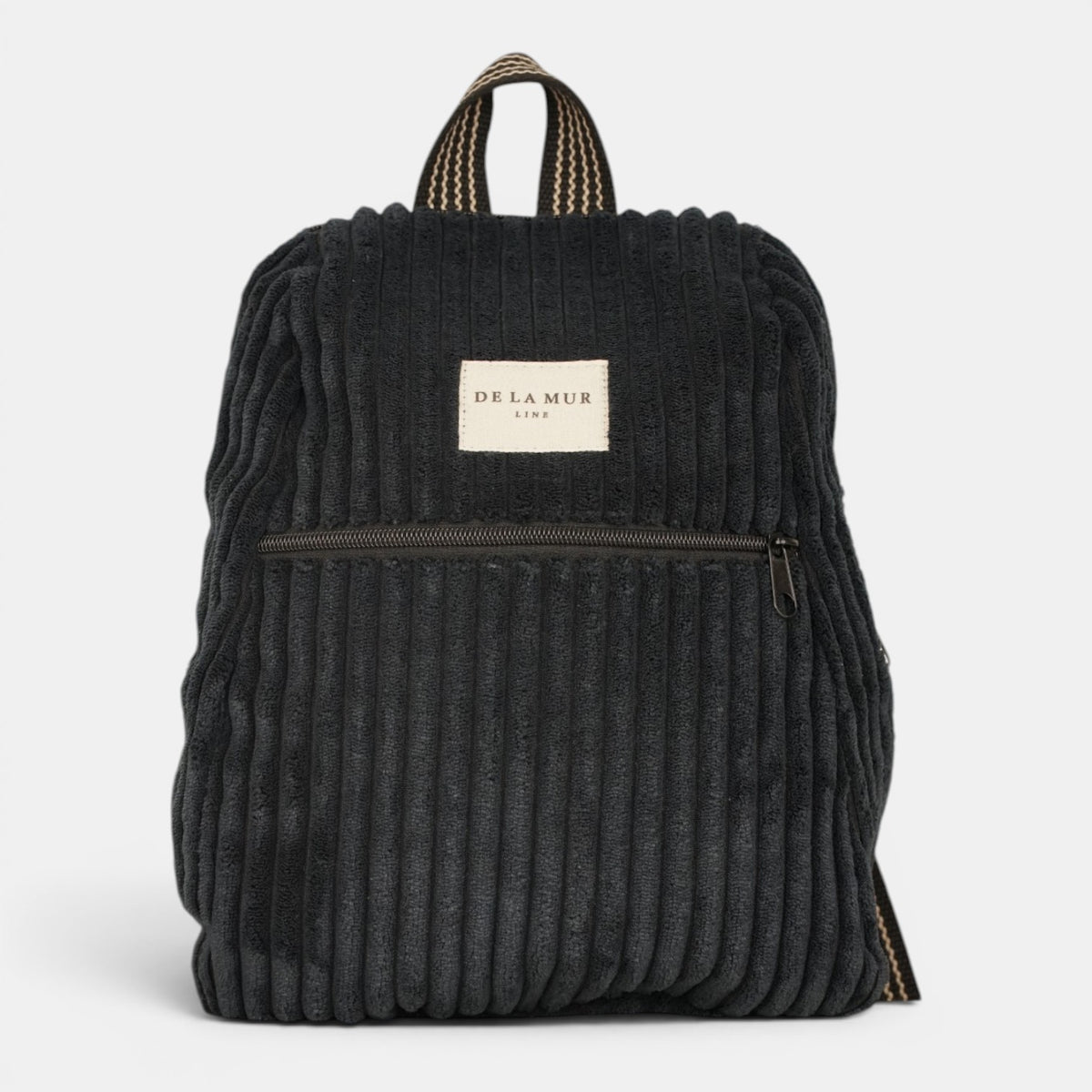 mochila Curly, estampado en beige, blanco, azul, detalle del estampado y el material — De La Mur