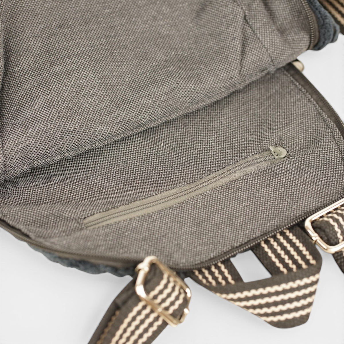 mochila Curly, estampado en beige, blanco, azul, detalle del producto — De La Mur