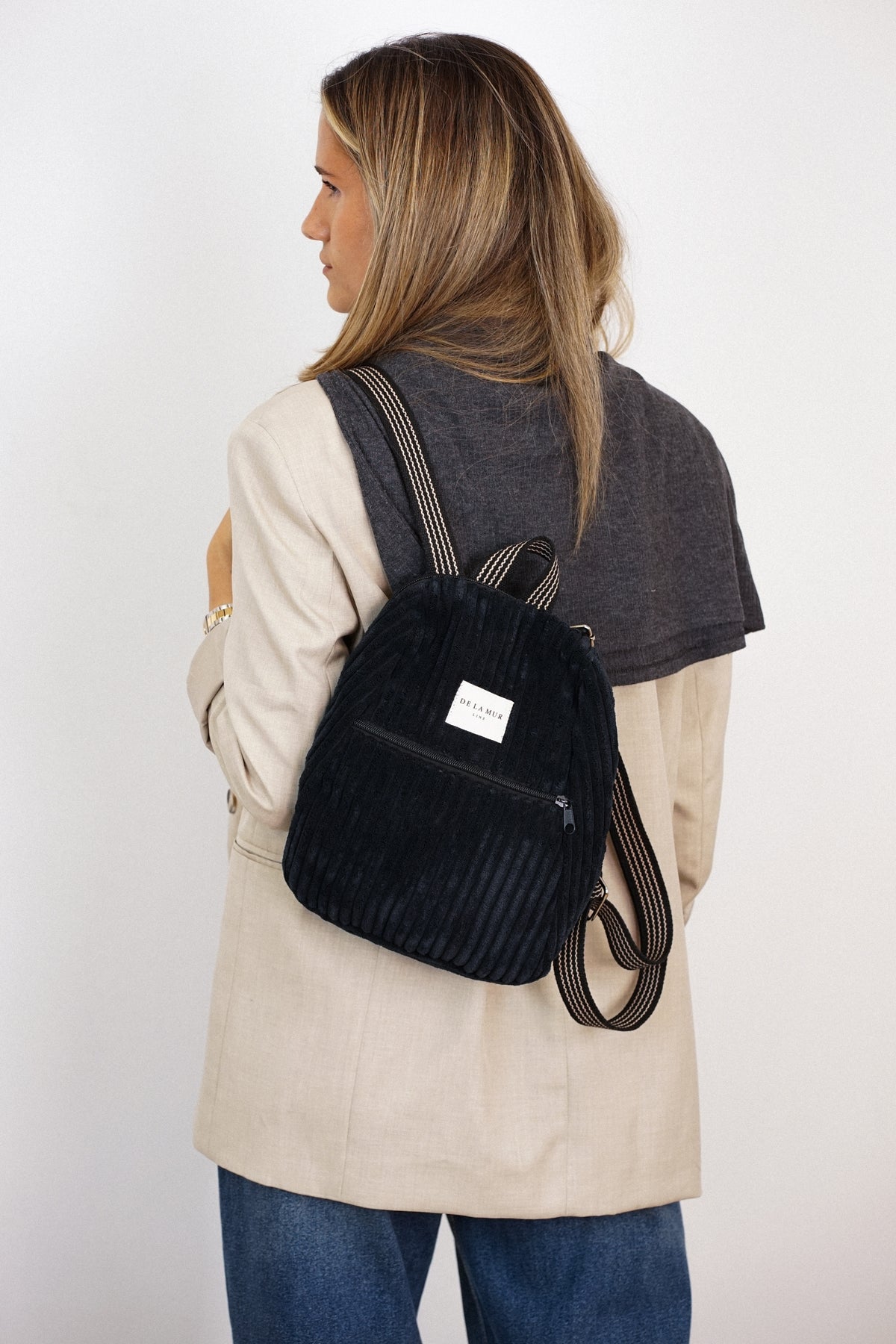 mochila Curly, estampado en beige, blanco, azul, vista en uso — De La Mur