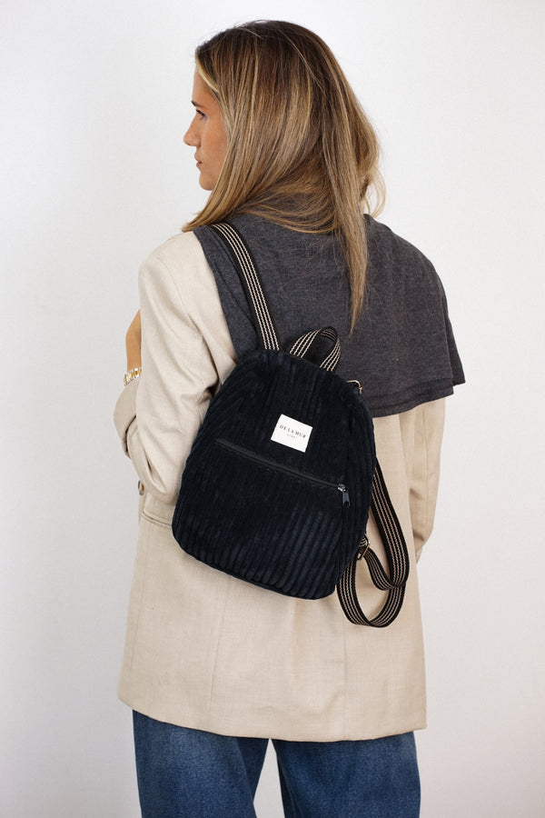 mochila Curly, estampado en beige, blanco, azul, vista en uso — De La Mur
