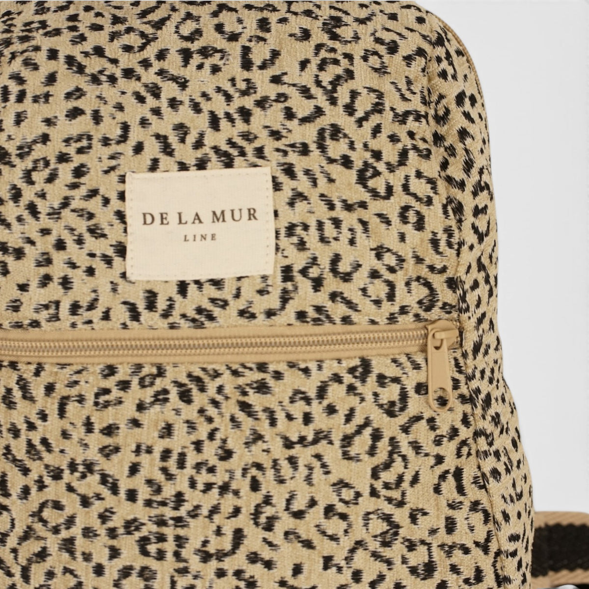 mochila Koto, estampado en negro, blanco, azul, detalle del producto — De La Mur