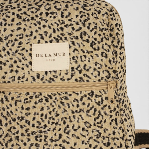 mochila Koto, estampado en negro, blanco, azul, detalle del producto — De La Mur
