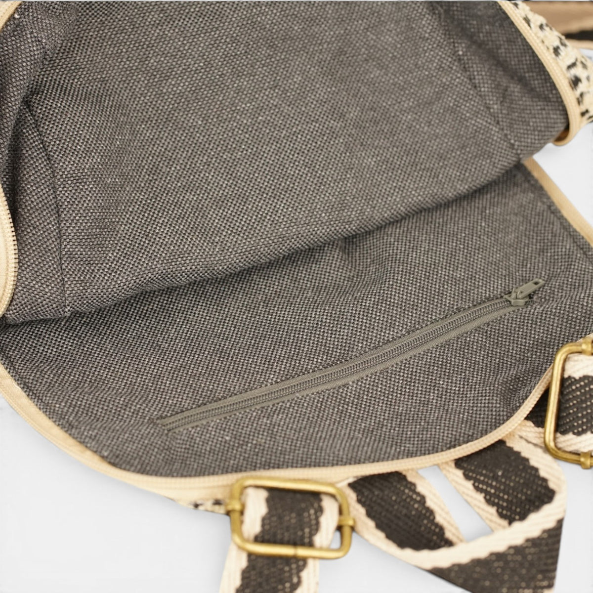 mochila Koto, estampado en negro, blanco, azul, detalle del producto — De La Mur