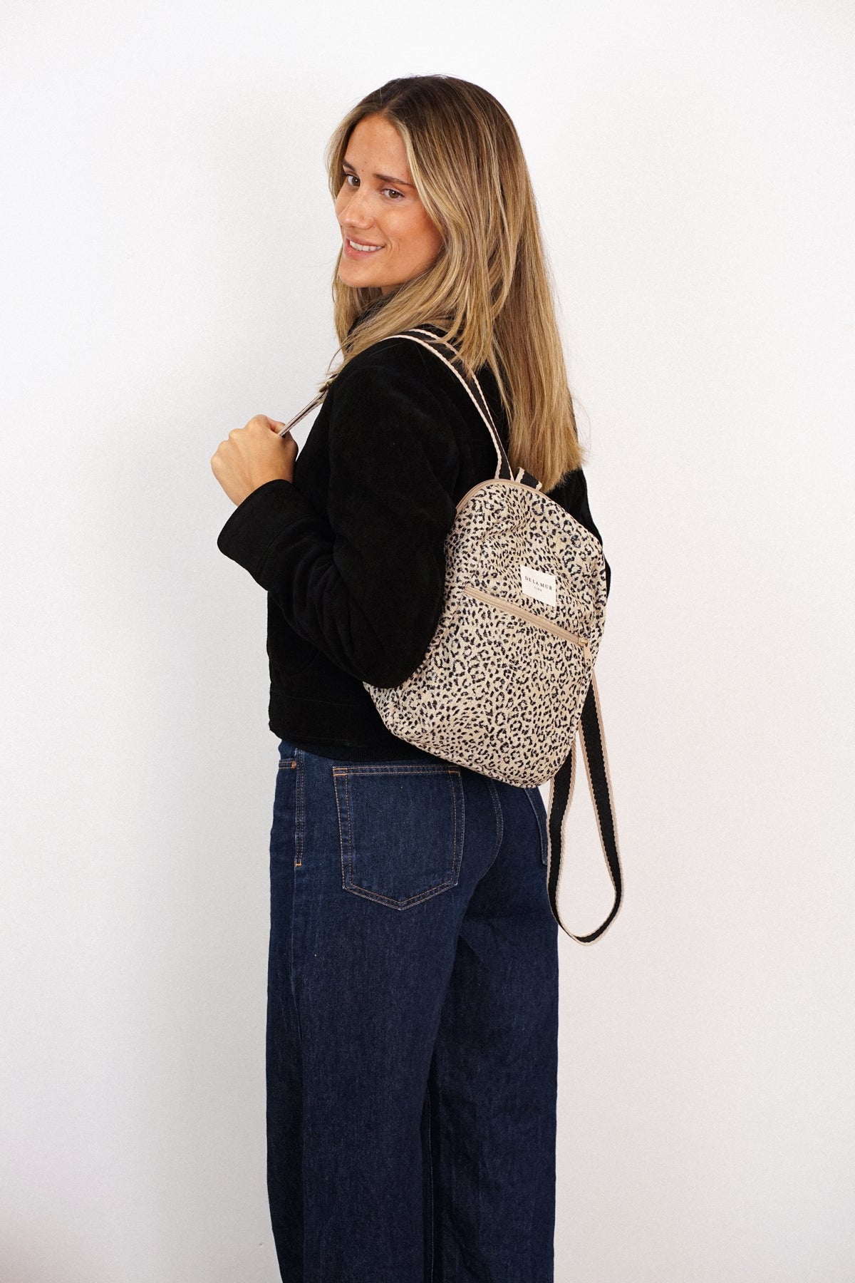 mochila Koto, estampado en negro, blanco, azul, vista frontal — De La Mur