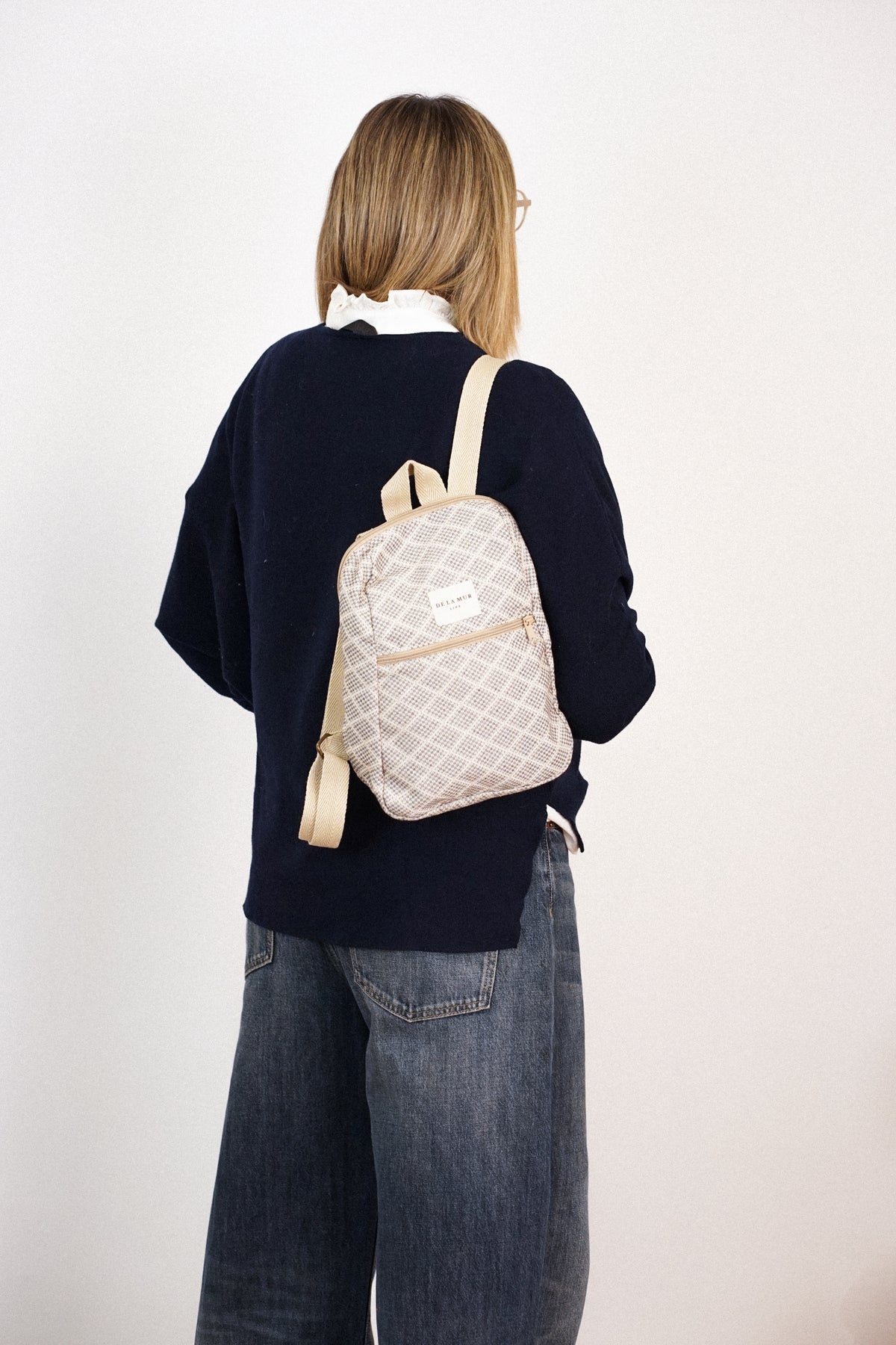 mochila Pant, estampado en negro, blanco, azul, vista frontal — De La Mur