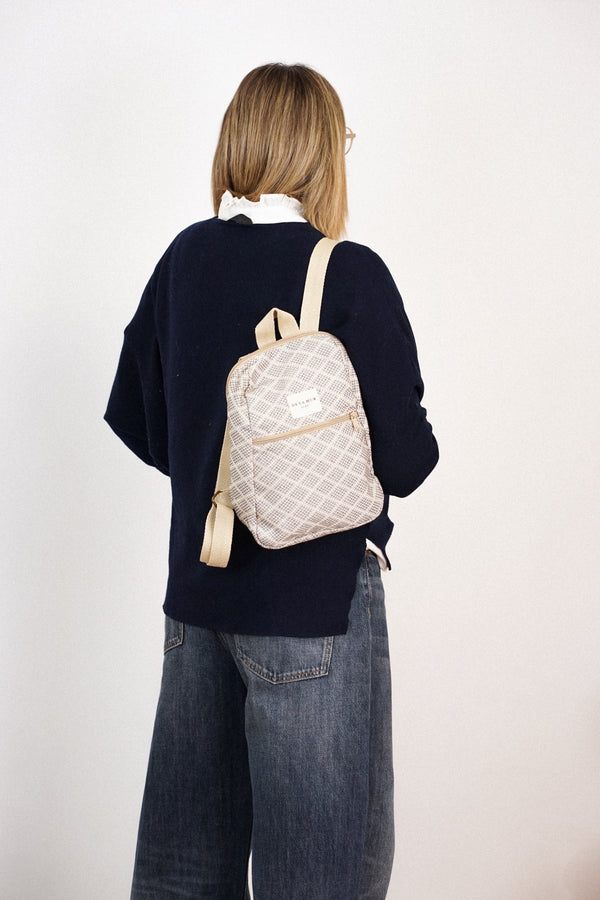 mochila Pant, estampado en negro, blanco, azul, vista frontal — De La Mur