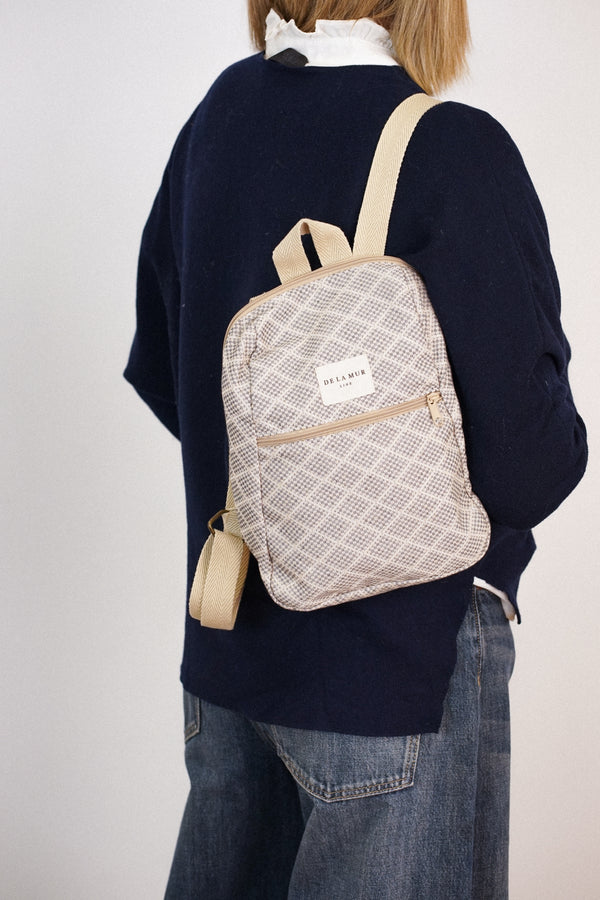 mochila Pant, estampado en negro, blanco, azul, vista en uso — De La Mur