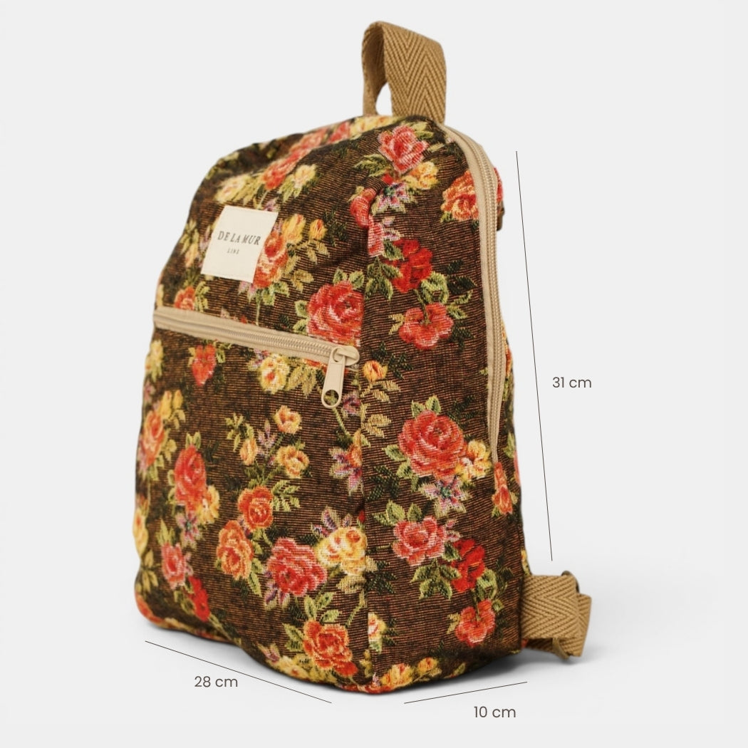 mochila Pepi, estampado en naranja, blanco, terracota, detalle del material y el acabado — De La Mur