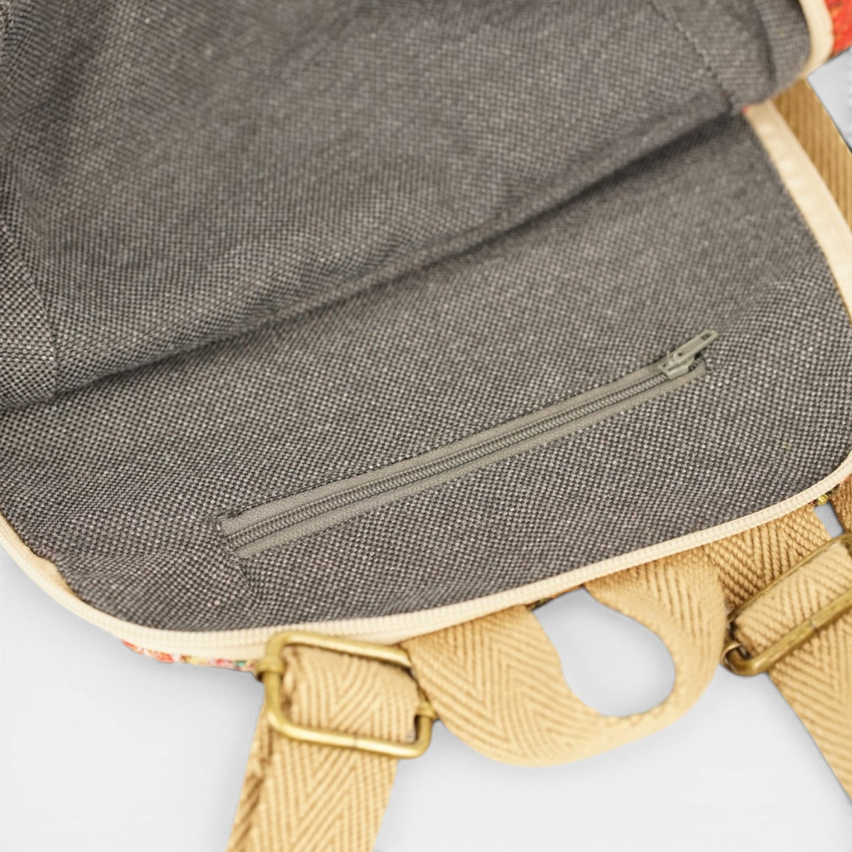 mochila Pepi, estampado en naranja, blanco, terracota, detalle del producto — De La Mur