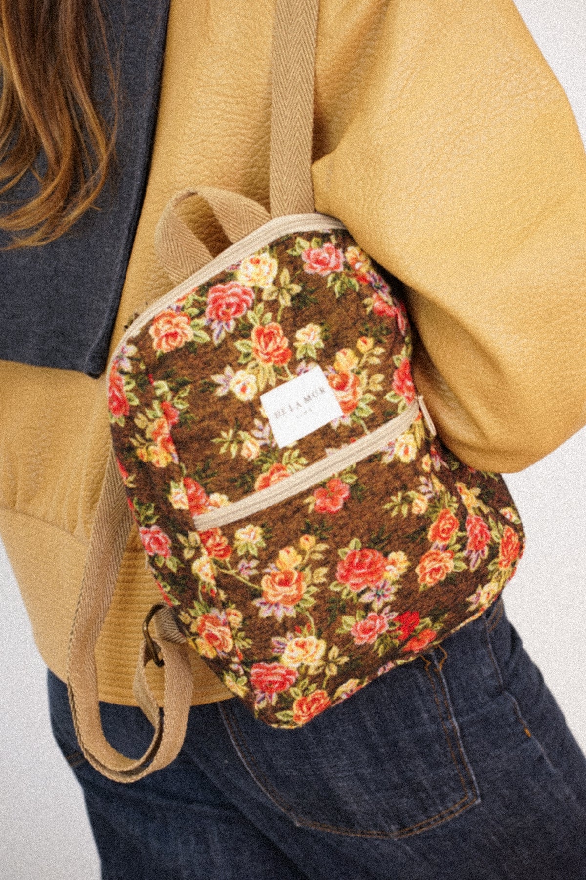 mochila Pepi, estampado en naranja, blanco, terracota, vista en uso — De La Mur