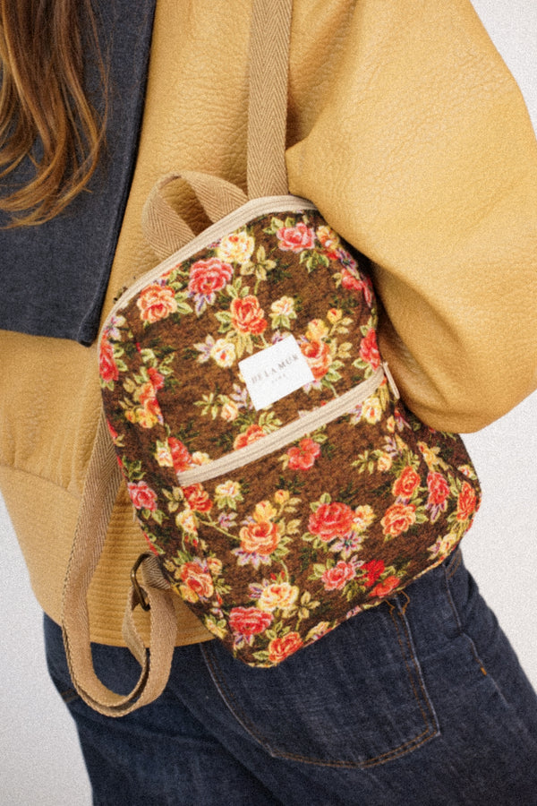 mochila Pepi, estampado en naranja, blanco, terracota, vista en uso — De La Mur
