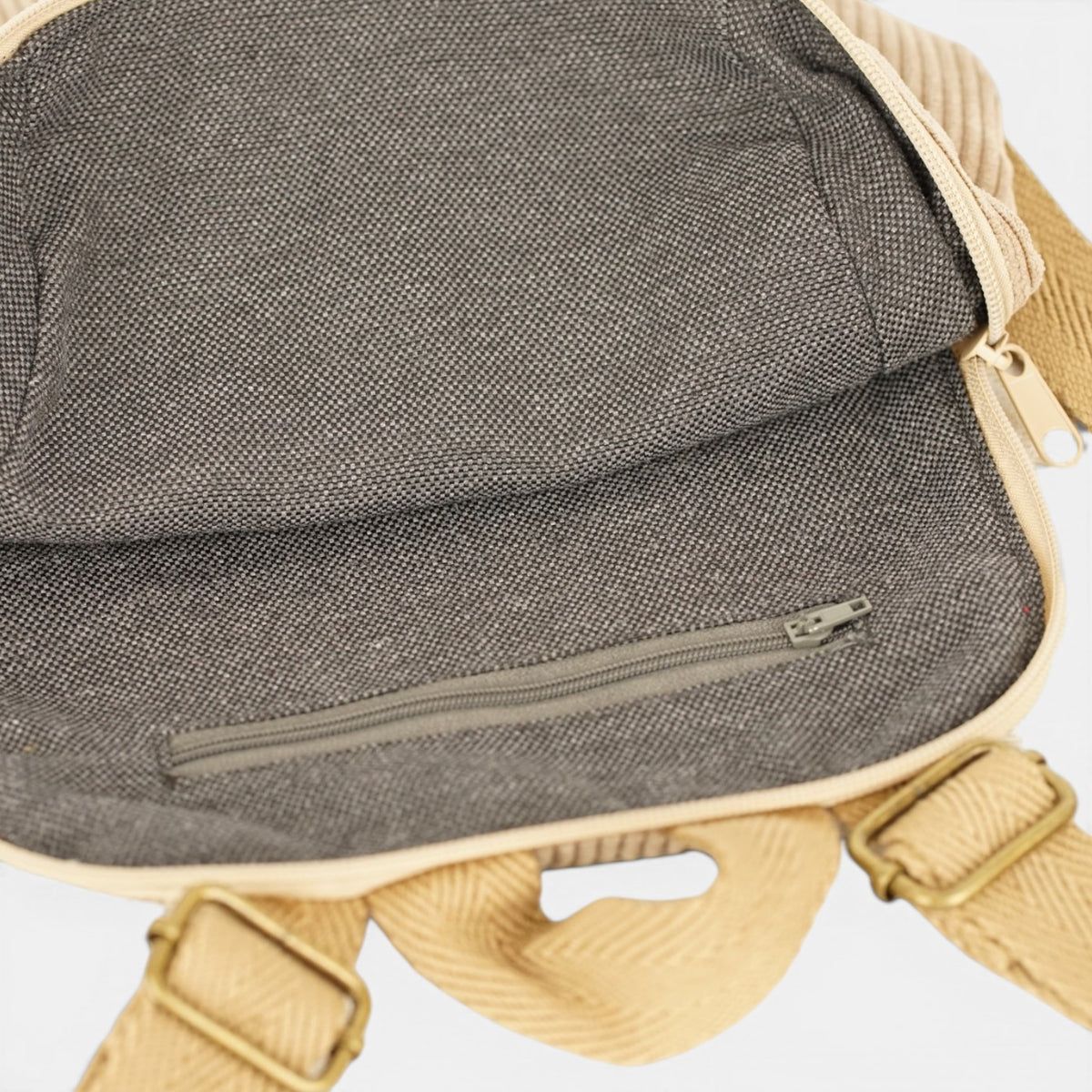 mochila Toast, estampado en rojo, blanco, beige, detalle del producto — De La Mur