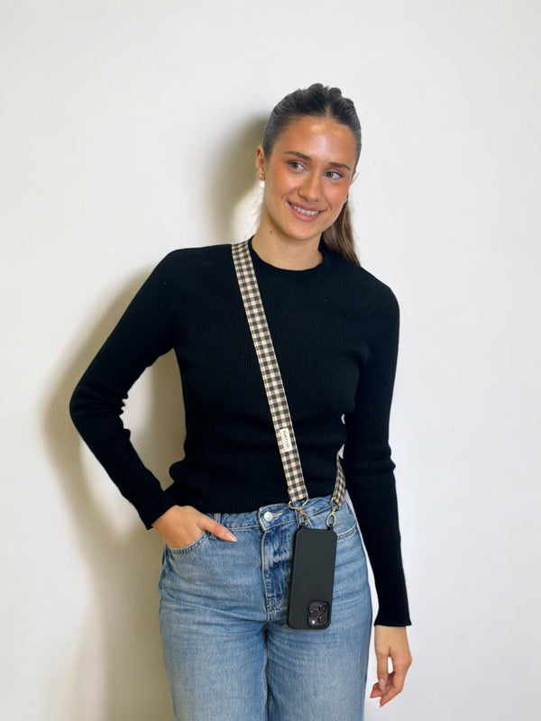 Bolso Bat, estampado en gris, azul, negro, vista en uso — De La Mur