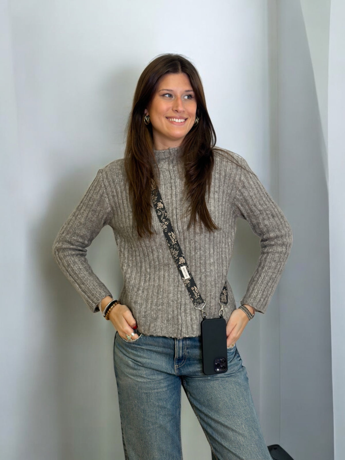 Bolso Elisa, estampado en azul, gris, negro, vista en uso — De La Mur