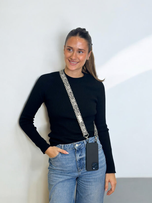 Bolso Ria, estampado en gris, negro, azul, vista en uso — De La Mur