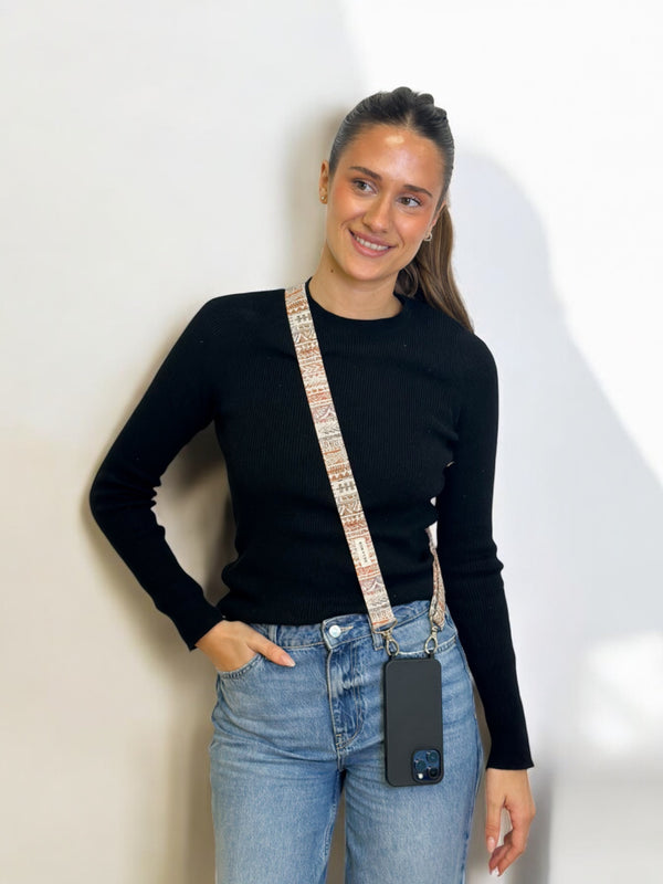 Bolso Sira, estampado en azul, gris, negro, vista en uso — De La Mur