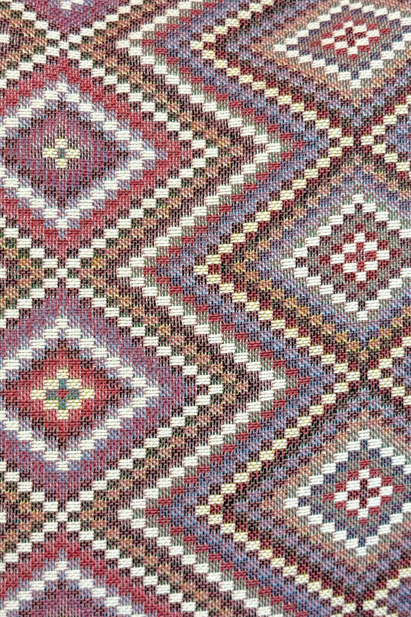 Bolsa pequeña Nana, estampado en gris, rojo, morado, detalle del producto — De La Mur