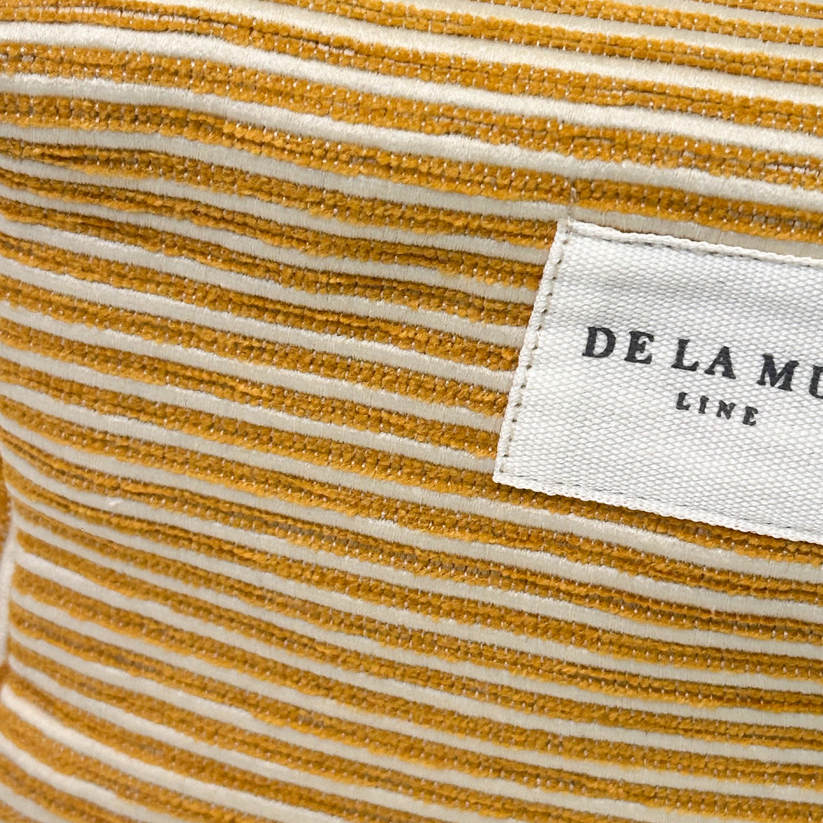 Neceser mediano Acel, estampado en naranja, beige, terracota, detalle del material y el acabado — De La Mur