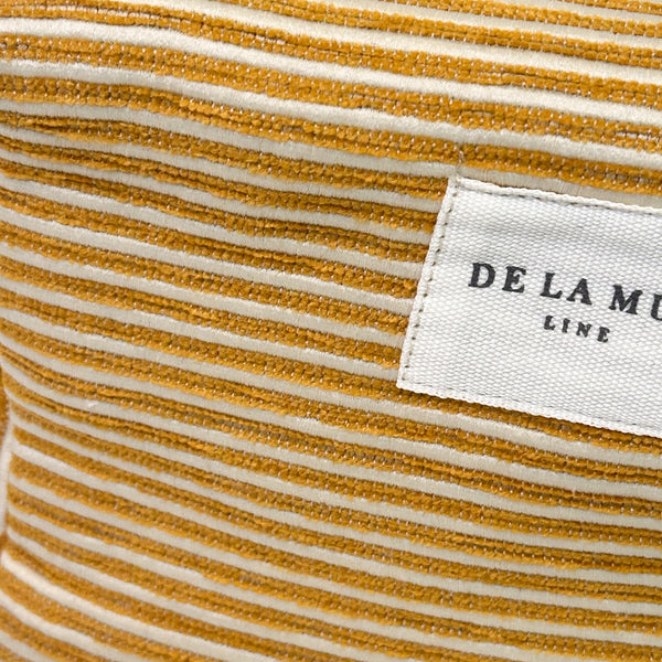 Neceser mediano Acel, estampado en naranja, beige, terracota, detalle del material y el acabado — De La Mur