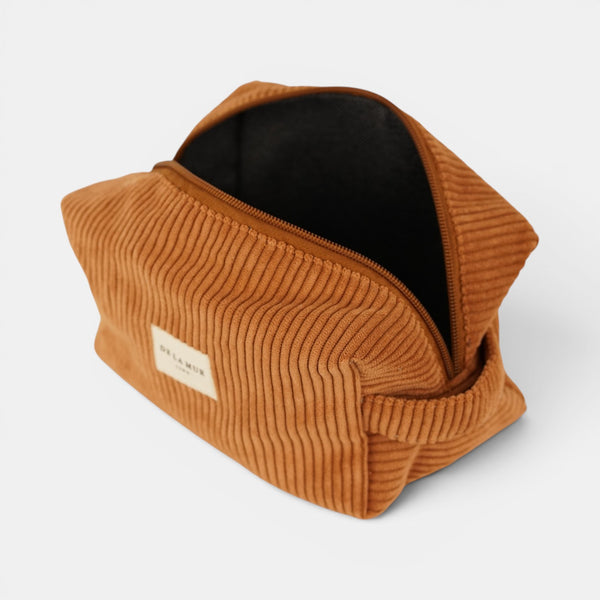 Neceser mediano Barro, estampado en blanco, terracota, naranja, detalle del material y el acabado — De La Mur