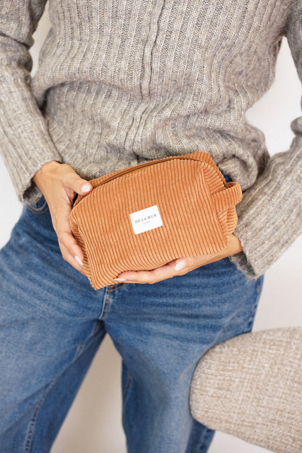 Neceser mediano Barro, estampado en blanco, terracota, naranja, detalle del producto — De La Mur
