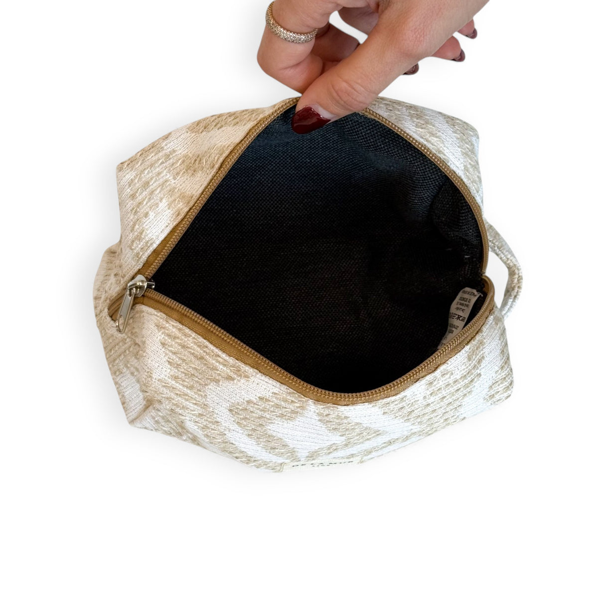 Neceser mediano Campo, estampado geométrico en beige, blanco y topo, detalle del material y el acabado — De La Mur