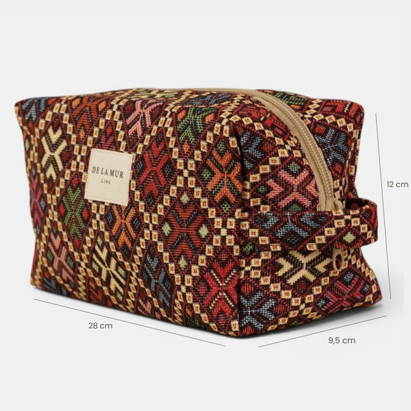 Neceser mediano Chic, estampado en blanco, rojo, terracota, vista en uso — De La Mur