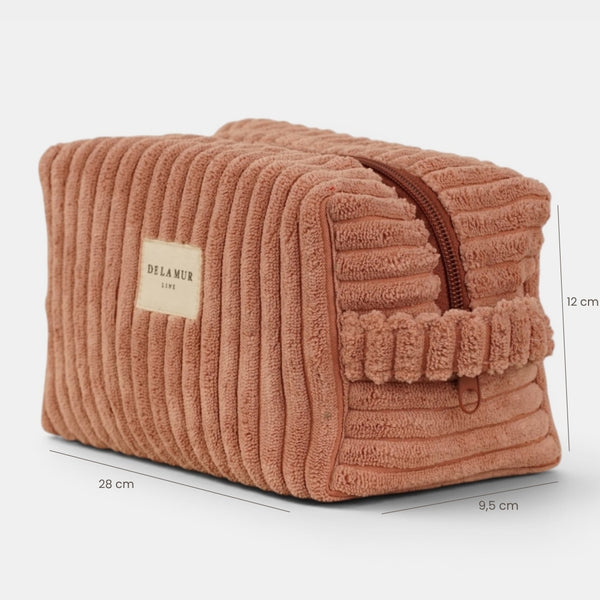 Neceser mediano Crepe, estampado en blanco, rojo, terracota, vista en uso — De La Mur