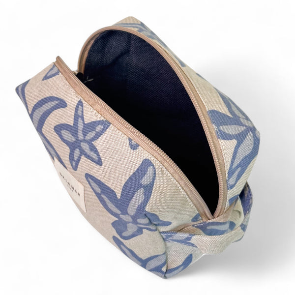 Neceser mediano Estel, estampado en beige, azul, gris, detalle del producto — De La Mur
