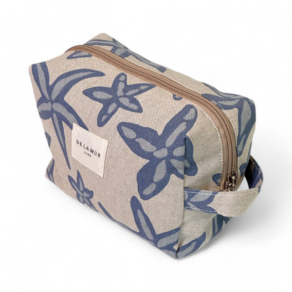 Neceser mediano Estel, estampado en beige, azul, gris, detalle del estampado y el material — De La Mur