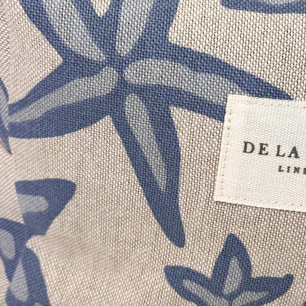 Neceser mediano Estel, estampado en beige, azul, gris, detalle del material y el acabado — De La Mur