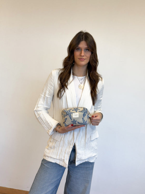Neceser mediano Estel, estampado en beige, azul, gris, vista en uso — De La Mur