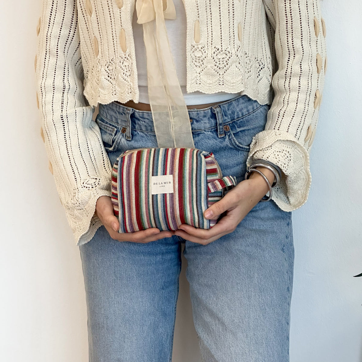 Neceser mediano Lari, estampado en gris, rojo, beige, detalle del estampado y el material — De La Mur