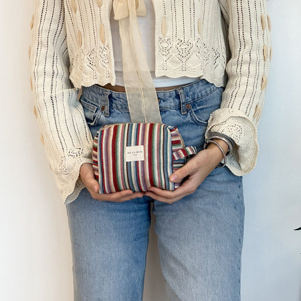 Neceser mediano Lari, estampado en gris, rojo, beige, detalle del estampado y el material — De La Mur