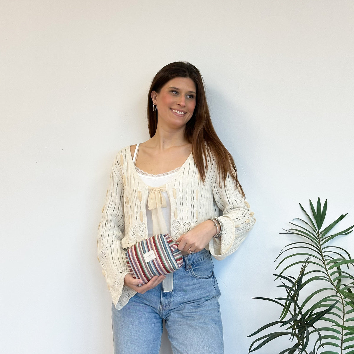Neceser mediano Lari, estampado en gris, rojo, beige, vista en uso — De La Mur