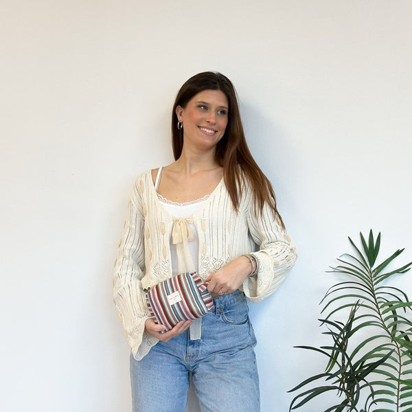 Neceser mediano Lari, estampado en gris, rojo, beige, vista en uso — De La Mur