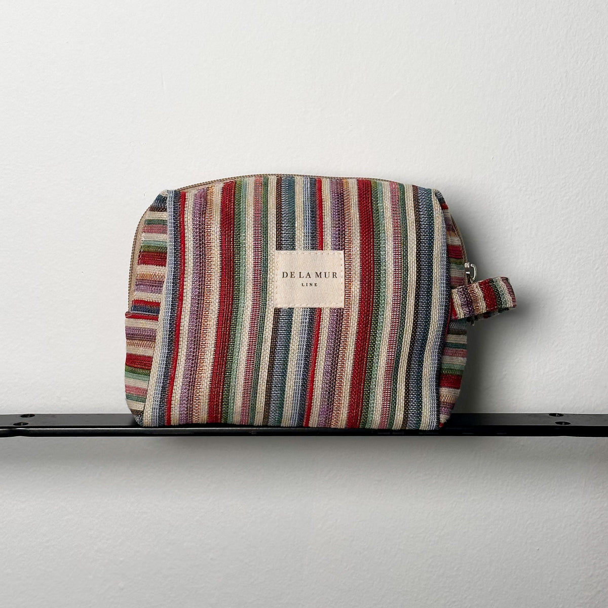Neceser mediano Lari, estampado en gris, rojo, beige, vista frontal — De La Mur
