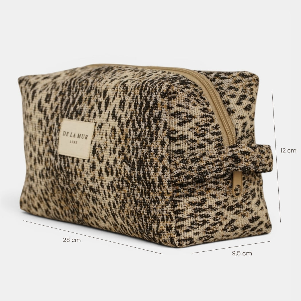 Neceser mediano Leo, estampado en blanco, marrón, beige, vista en uso — De La Mur
