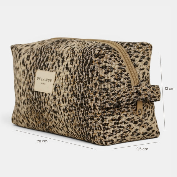 Neceser mediano Leo, estampado en blanco, marrón, beige, vista en uso — De La Mur