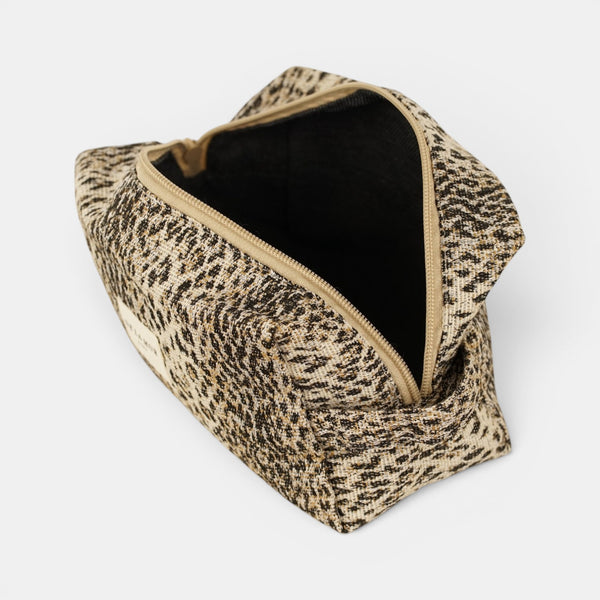 Neceser mediano Leo, estampado en blanco, marrón, beige, detalle del material y el acabado — De La Mur